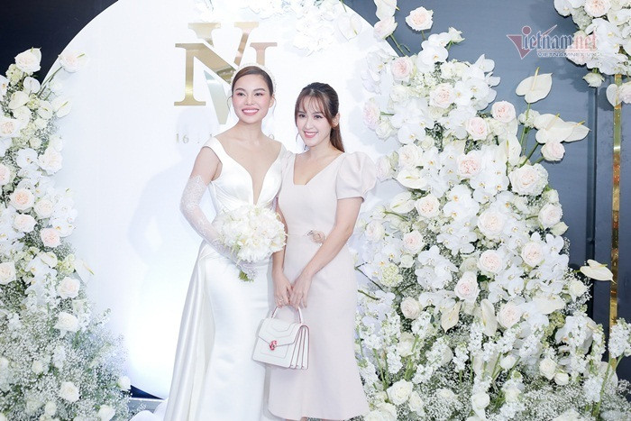 Diễn viên Tú Vi diện cây trắng, lẻ bóng đi đám cưới mà không có Văn Anh đi cùng như thường lệ.