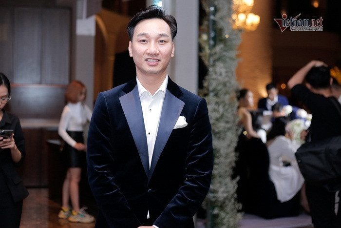 Chiều 16/11, đám cưới Giang Hồng Ngọc và ông xã diễn ra tại một khách sạn 5 sao ở trung tâm TP. HCM. MC Thành Trung và NSND Tự Long là hai nghệ sĩ đến đầu tiên dự đám cưới. Tuy nhiên, Tự Long đã nhanh chóng vào hậu trường chuẩn bị cho tiết mục hát tặng cô dâu chú rể.