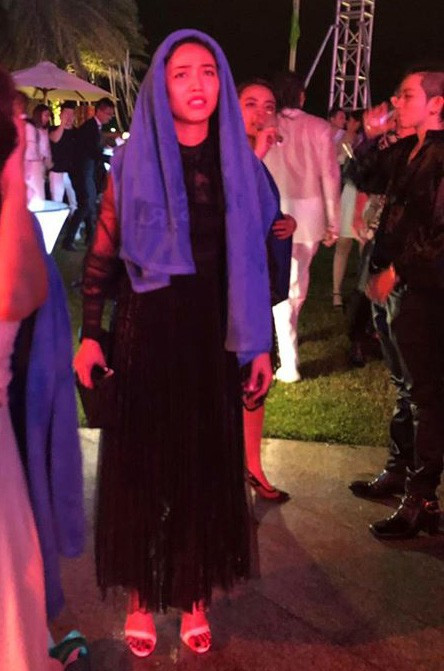 Nhiều sao bị ném xuống bể bơi, ướt nhẹp. Diễn viên hài Diệu Nhi than thở cô "dính chưởng" vào phút chót, làm hỏng bộ tóc giả.