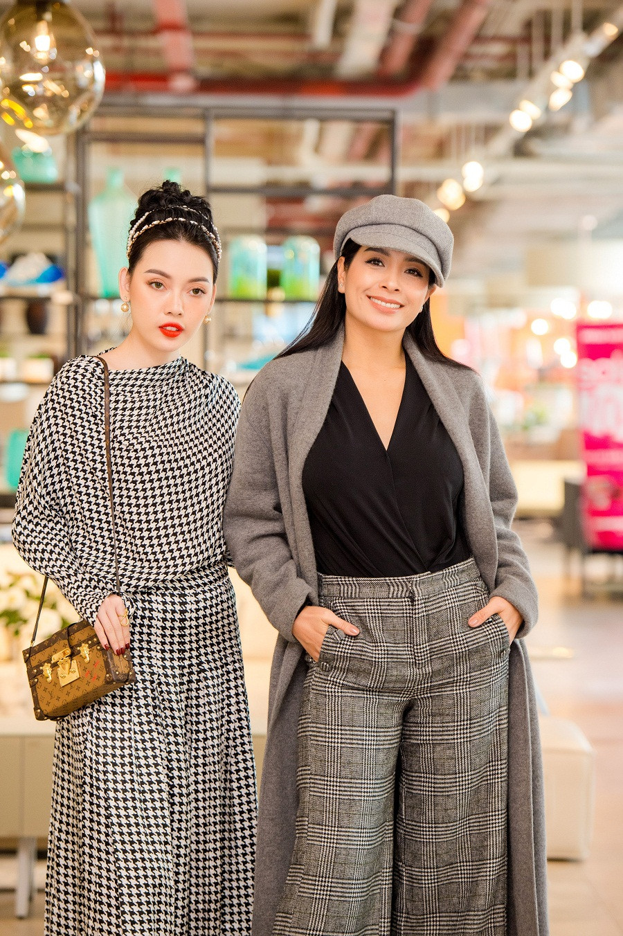 Tham dự sự kiện lần này, ngoài Ngọc Trinh còn có cựu siêu mẫu Thuý Hằng, Hạ Vi, Tống Diệu Hằng và các người mẫu trẻ của công ty Venus.