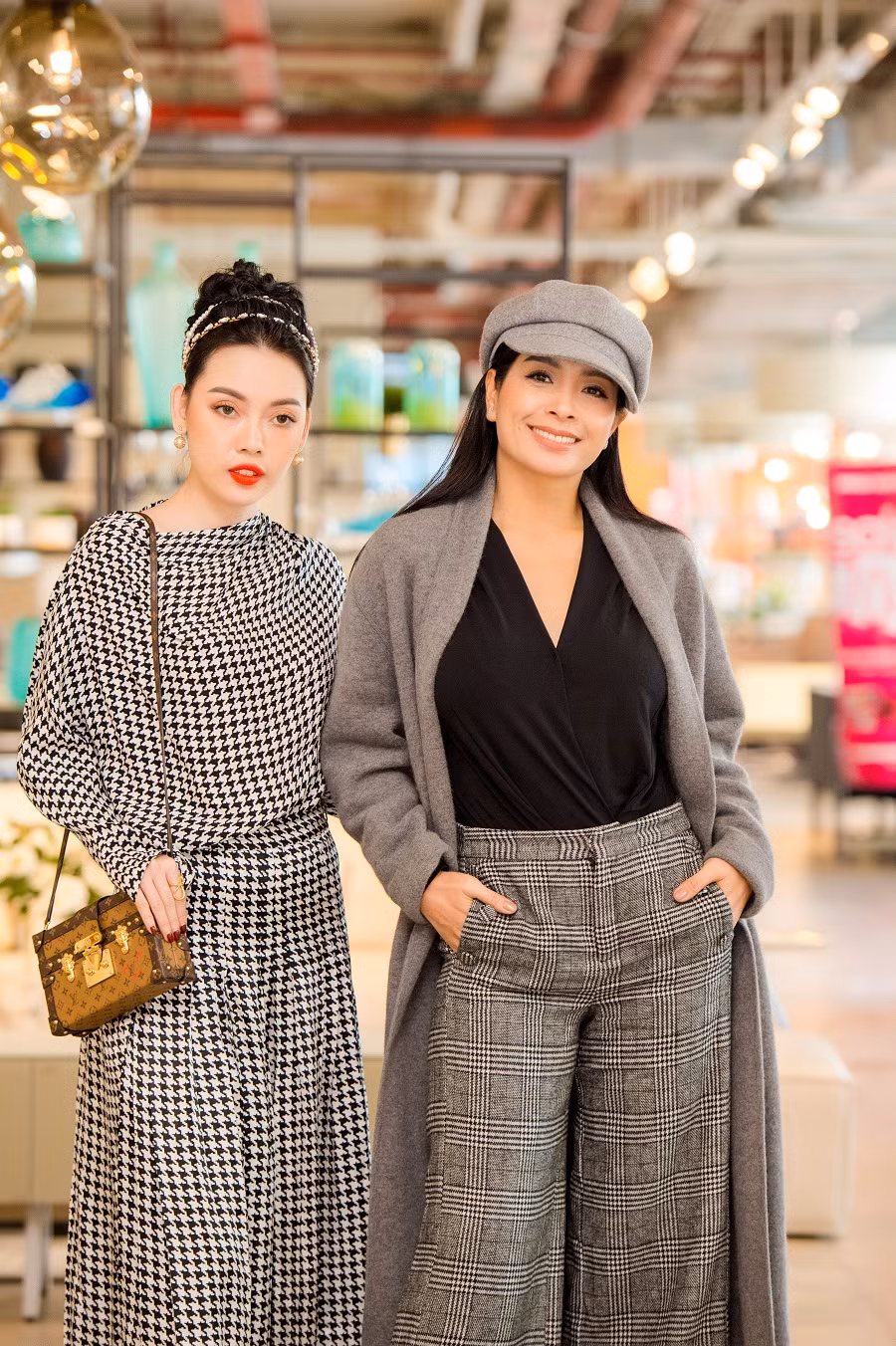 Tham dự sự kiện lần này, ngoài Ngọc Trinh còn có cựu siêu mẫu Thuý Hằng, Hạ Vi, Tống Diệu Hằng và các người mẫu trẻ của công ty Venus.