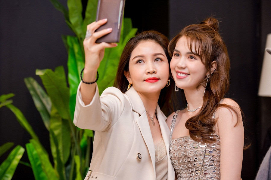 Chân dài gốc Trà Vinh tươi rói chụp ảnh cùng các khách mời.