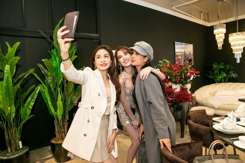 Thời gian gần đây, ngoài việc phát triển kênh Youtube, Ngọc Trinh bày tỏ mong muốn được tham gia đóng phim. Tuy vậy điều Ngọc Trinh băn khoăn là cô nhận được nhiều lời mời đóng phim nhưng chưa nơi nào trả được mức cát - sê cô yêu cầu.