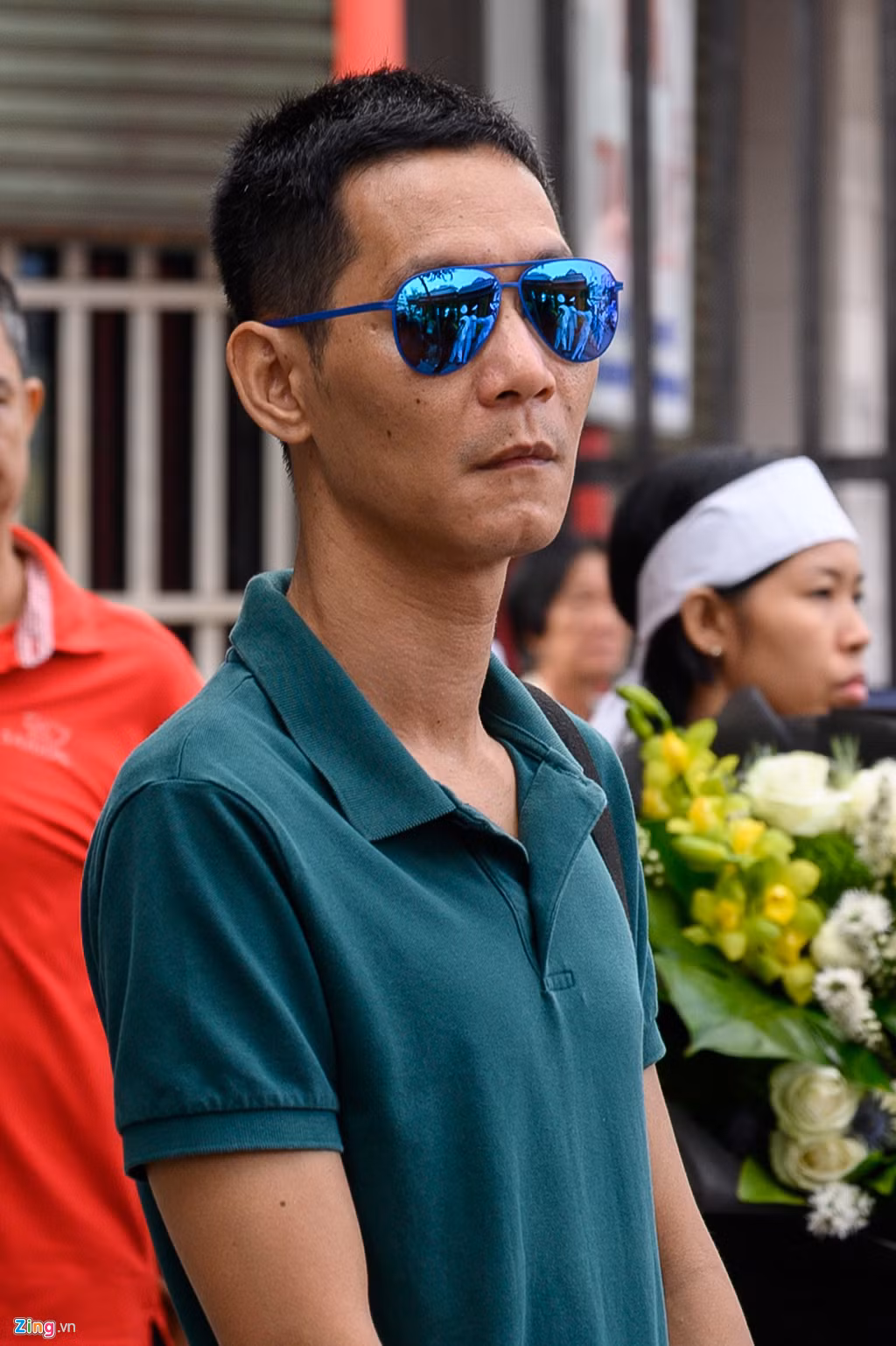 Nhạc sĩ Hoài Sa đến thắp hương, nhìn nghệ sĩ Xuân Hiếu lần cuối. Anh thất thần, buồn bã trước di ảnh của đồng nghiệp.