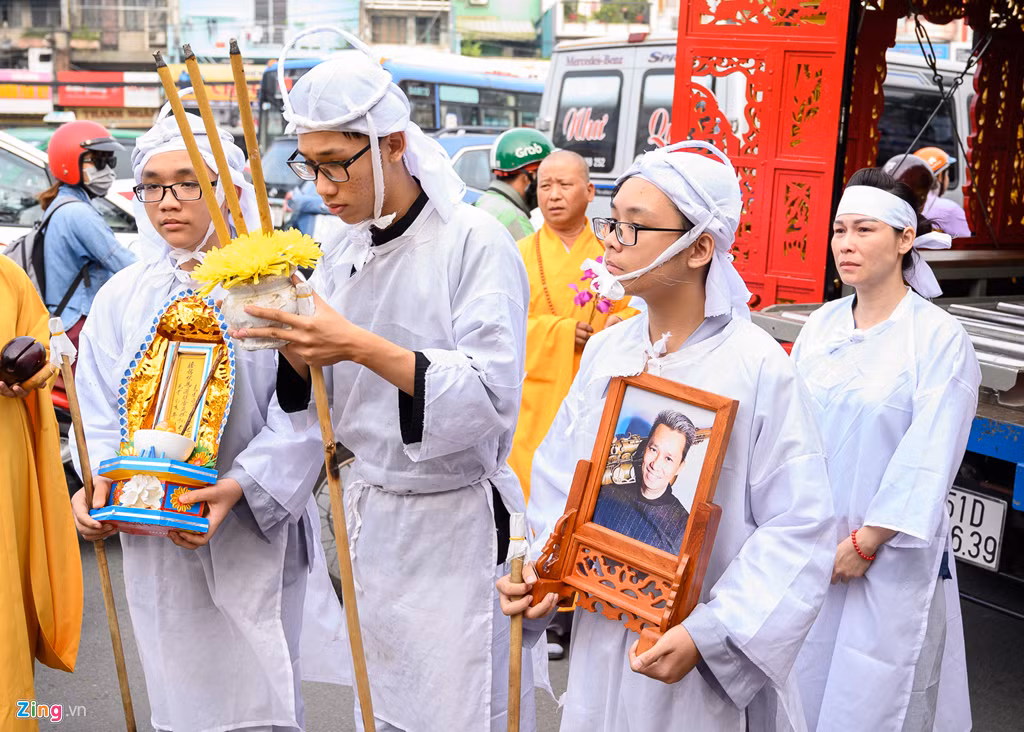 Ba con trai của nghệ sĩ Xuân Hiếu dẫn đầu lễ đưa tang. Vợ của cố nghệ sĩ khóc nức nở, gần như kiệt sức trước giây phút tiễn đưa chồng về nơi chín suối. Thi hài của nghệ sĩ Xuân Hiếu được hoả táng tại nghĩa trang Bình Hưng Hòa (TP.HCM).