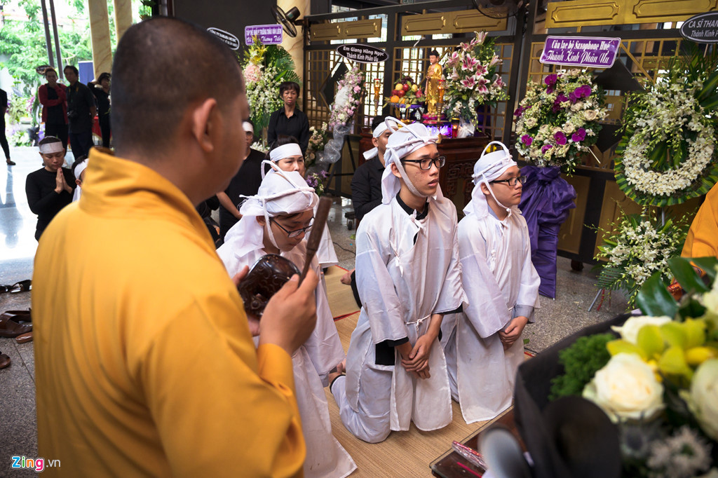 Vợ và các con nghẹn ngào trước di ảnh của cố nghệ sĩ Xuân Hiếu. Chị Ngọc Linh - vợ anh Hiếu - thất thần, hốc hác sau nhiều ngày lo lắng cho đám tang của chồng. Chị tâm sự lúc còn sống, nghệ sĩ Xuân Hiếu là người thương yêu vợ con.
