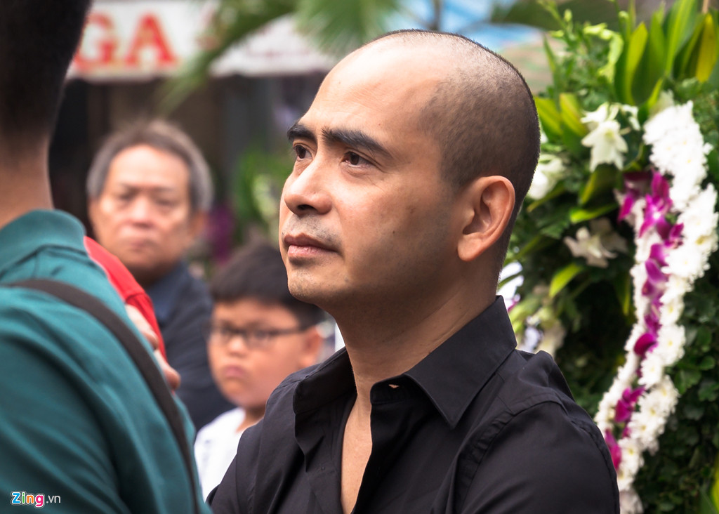 Nhạc sĩ Đức Trí có mặt từ sớm tại nhà tang lễ Bệnh viện Thống Nhất (TP.HCM) để đưa tiễn cố nghệ sĩ về nơi an nghỉ cuối cùng. Khi nghệ sĩ Xuân Hiếu bị bệnh, Đức Trí đã kêu gọi mọi người ủng hộ, giúp đỡ anh chống chọi với bạo bệnh. Biết tin đồng nghiệp ra đi, Đức Trí đã vô cùng bàng hoàng và đau xót.