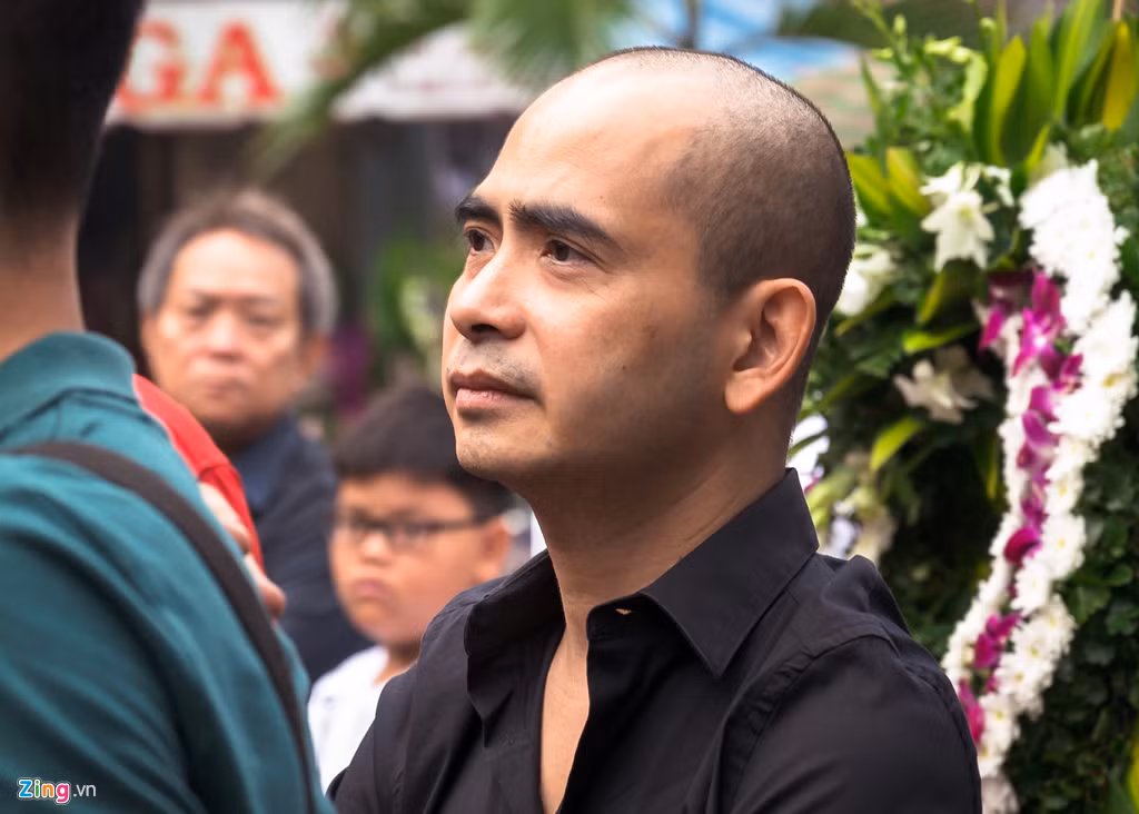 Nhạc sĩ Đức Trí có mặt từ sớm tại nhà tang lễ Bệnh viện Thống Nhất (TP.HCM) để đưa tiễn cố nghệ sĩ về nơi an nghỉ cuối cùng. Khi nghệ sĩ Xuân Hiếu bị bệnh, Đức Trí đã kêu gọi mọi người ủng hộ, giúp đỡ anh chống chọi với bạo bệnh. Biết tin đồng nghiệp ra đi, Đức Trí đã vô cùng bàng hoàng và đau xót.