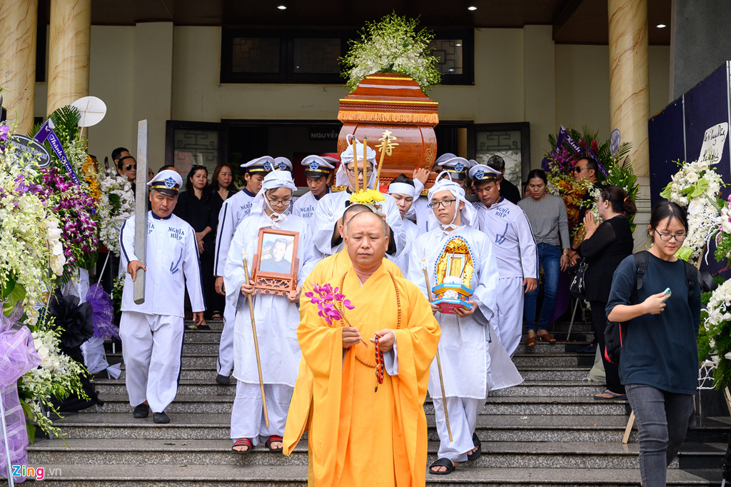 Lễ di quan diễn ra vào khoảng 7h sáng cùng ngày. Những người thân, đồng nghiệp, học trò không nén được xúc động trước thời khắc linh cữu của cố nghệ sĩ được dời đi.