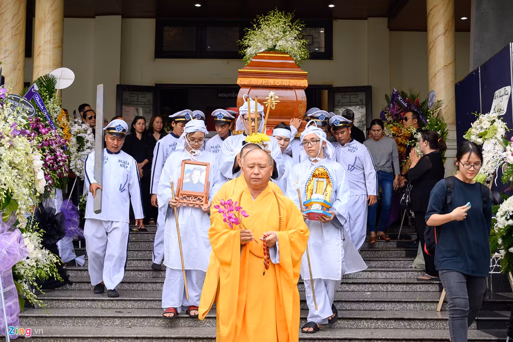 Lễ di quan diễn ra vào khoảng 7h sáng cùng ngày. Những người thân, đồng nghiệp, học trò không nén được xúc động trước thời khắc linh cữu của cố nghệ sĩ được dời đi.