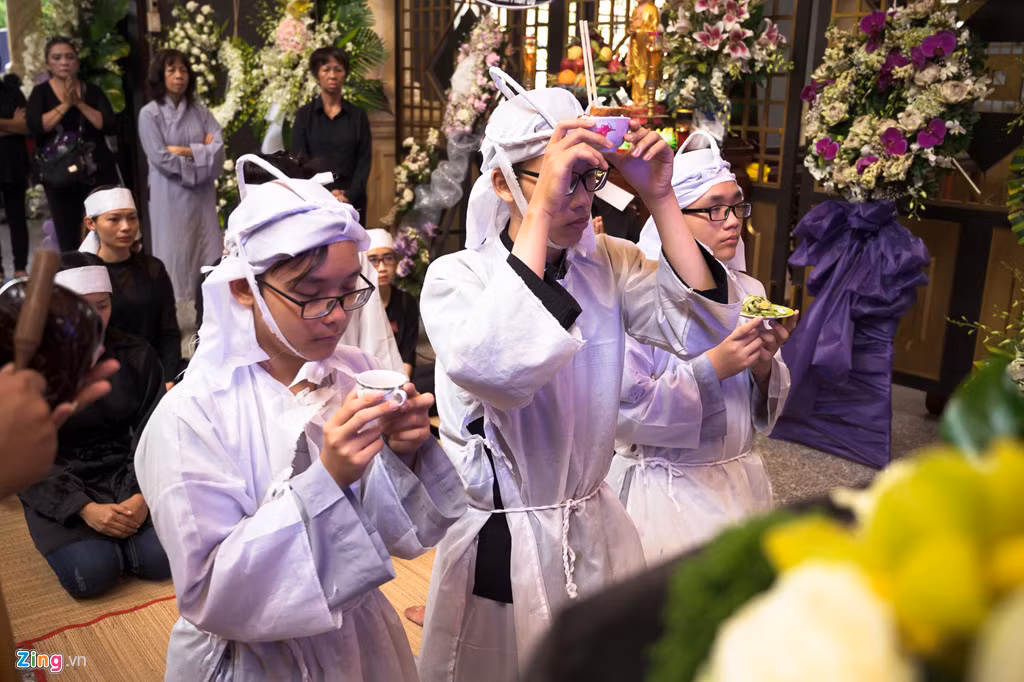 Túc trực bên cạnh mẹ trong những ngày tang cha là 3 con trai của nghệ sĩ Xuân Hiếu. Ba anh em đều thừa hưởng gen nghệ thuật từ cha. Con trai đầu Xuân Huy năm nay 18 tuổi. Huy đang học năm đầu Nhạc viện TP.HCM chuyên ngành Saxophone.