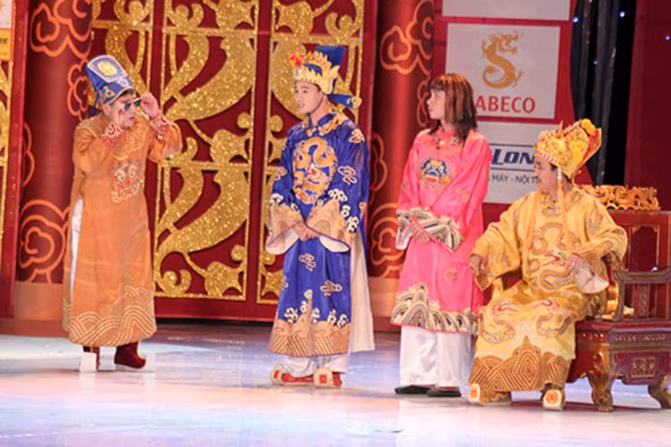 Hình ảnh Quốc Khánh bên Công Lý, Tự Long và Chí Trung trong Táo quân năm 2011. Ảnh: Công Lý