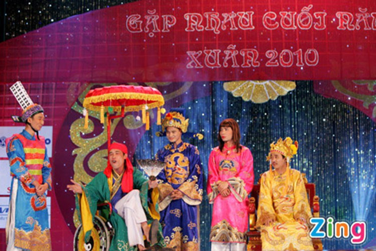 Vai Ngọc Hoàng của Quốc Khánh trong Táo quân 2010. Trong chương trình, nhân vật này xuất hiện từ đầu đến cuối. Ảnh: Zing