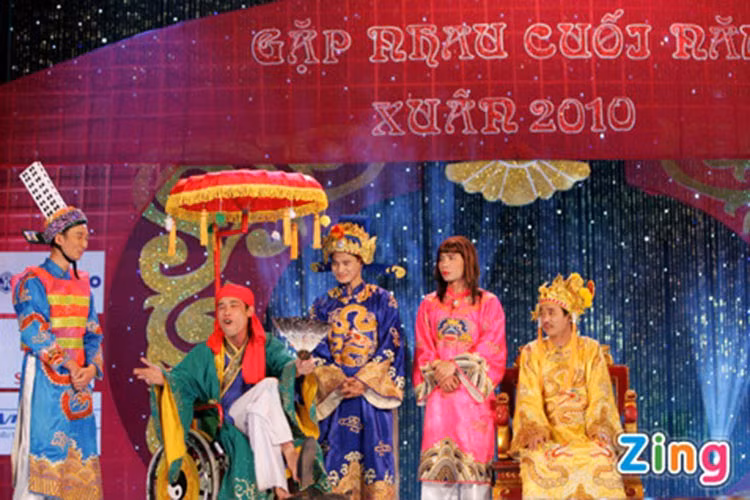 Vai Ngọc Hoàng của Quốc Khánh trong Táo quân 2010. Trong chương trình, nhân vật này xuất hiện từ đầu đến cuối. Ảnh: Zing