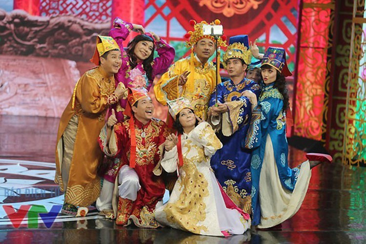 Ngọc Hoàng nhí nhảnh bên các Táo trong buổi chầu năm 2015. Ảnh: VTV