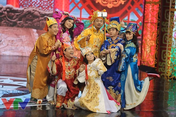 Ngọc Hoàng nhí nhảnh bên các Táo trong buổi chầu năm 2015. Ảnh: VTV