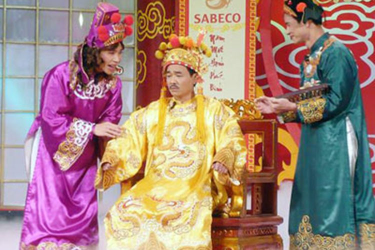 Đóng vai Ngọc Hoàng quen thuộc, Quốc Khánh tung hứng cùng Công Lý và Xuân Bắc trong Táo quân 2008. Ảnh: Công Lý