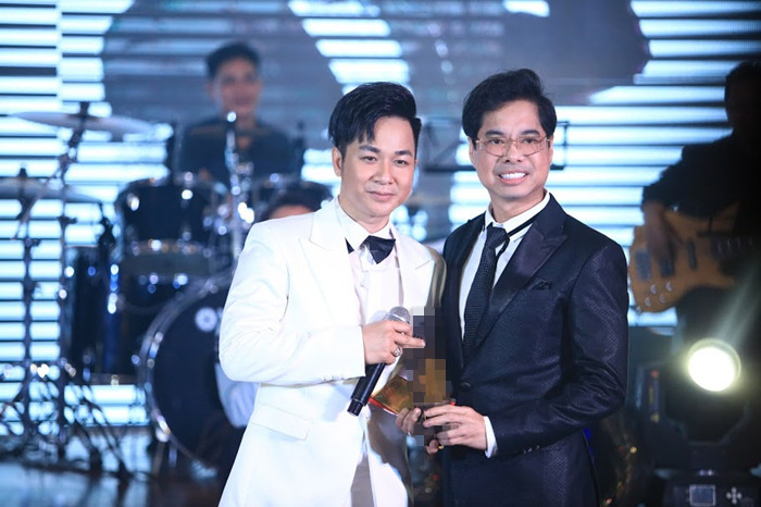 Đến dự sinh nhật, Ngọc Sơn tặng quà quen thuộc của mình là vàng cho Quách Tuấn Du.