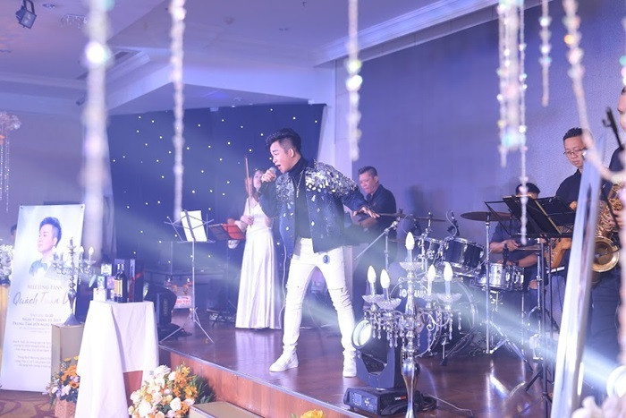 Vừa nhập tiệc, Quách Tuấn Du đã hát liên khúc nhạc dance sở trường tặng quan khách. Dù vừa đói vừa mệt vì phải chuẩn bị tiệc từ chiều nhưng nam ca sĩ vẫn hát sung, không giảm phong độ.