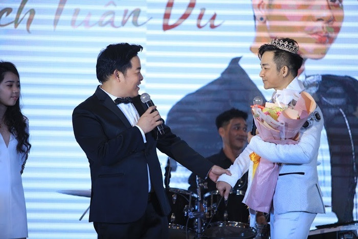 Ít ai biết, Quang Lê và Quách Tuấn Du là bạn bè thân thiết. Cả hai quen nhau hồi năm 2001, khi Quách Tuấn Du sang Mỹ lưu diễn. Trả lời VietNamNet, Quách Tuấn Du nói anh không quan tâm giá trị viên kim cương vì tình cảm và những gì Quang Lê làm cho mình là vô giá.