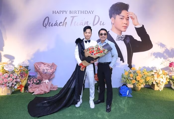 Trong tiệc mừng đánh dấu tuổi 38, Quách Tuấn Du mặc trang phục khá "đặc biệt" có tà rời dài quét đất, do một NTK đàn em làm riêng. Bên cạnh nam ca sĩ là NSƯT Thái Hùng.
