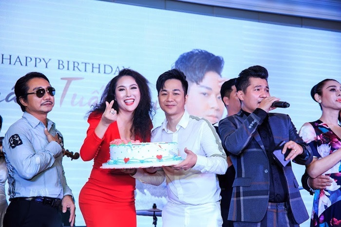 Vợ chồng Lâm Khánh Chi tới khá muộn, khi đã gần tàn tiệc sinh nhật Quách Tuấn Du.