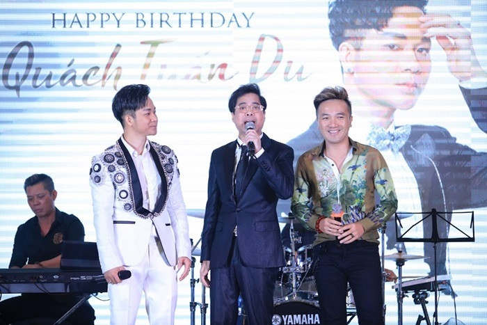 Ngọc Sơn - cha nuôi Quách Tuấn Du đến muộn, xin hát một bài tân cổ tạ lỗi. Sau đó, Ngọc Sơn cùng hai con nuôi là Quách Tuấn Du và Dương Ngọc Thái lần đầu tam ca, hát liên khúc "không nơi đâu có" chiêu đãi mọi người.