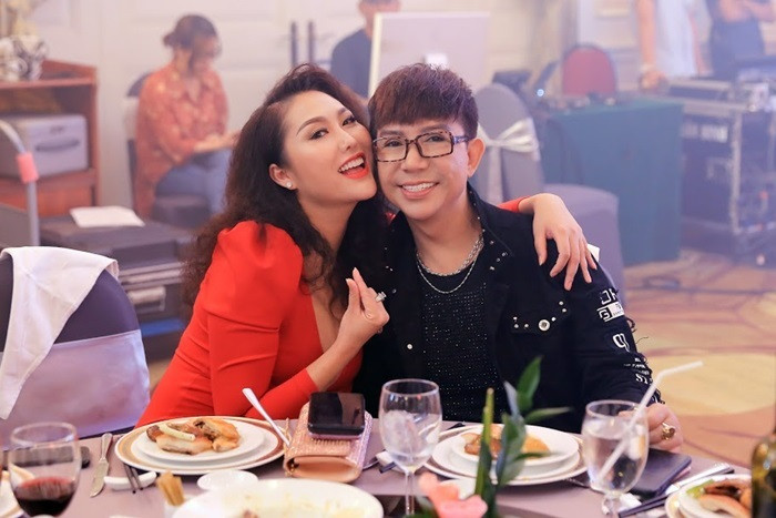 Phi Thanh Vân mặc đầm đỏ khoét sâu, khoe ngực đầy bên Long Nhật.