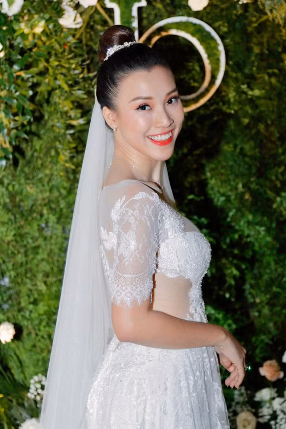 A hau Hoang Oanh dinh nghi van mang thai vi lo bung to bat thuong-Hinh-3