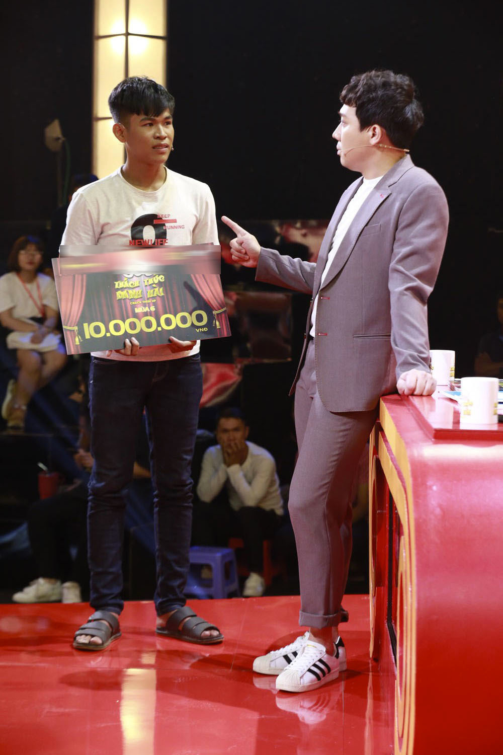 Được sự ủng hộ của khán giả trường quay, Hoàng Long tiếp tục thi vòng hai với một bản rap liên hồi khiến Trấn Thành nghe xong cũng muốn “líu lưỡi”. Nhờ đó mà Hoàng Long đã chọc cười nam danh hài thành công và giành được 10 triệu đồng.