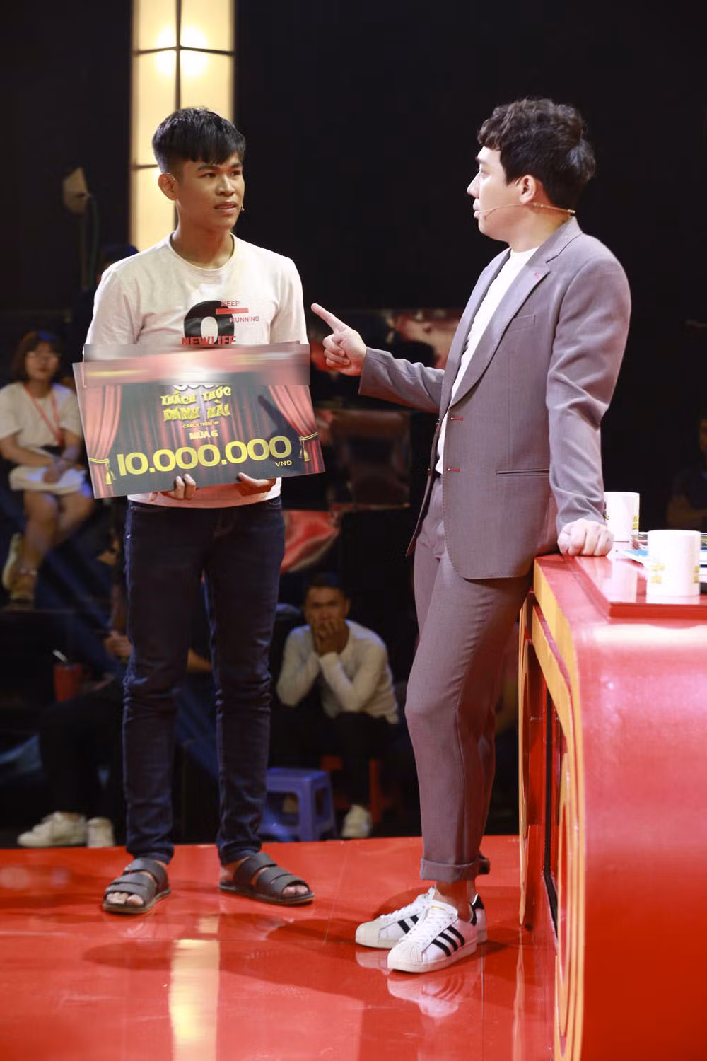 Được sự ủng hộ của khán giả trường quay, Hoàng Long tiếp tục thi vòng hai với một bản rap liên hồi khiến Trấn Thành nghe xong cũng muốn “líu lưỡi”. Nhờ đó mà Hoàng Long đã chọc cười nam danh hài thành công và giành được 10 triệu đồng.