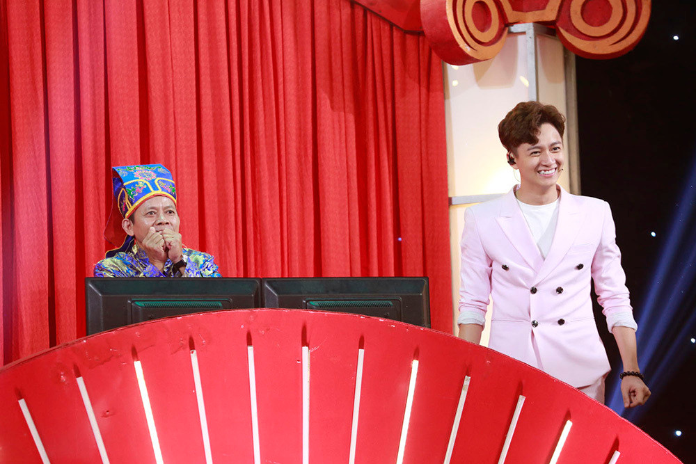 Thừa thắng xông lên, thí sinh Phương Trang tiếp tục bước vào vòng 3 để chinh phục 20 triệu đồng. Người tiếp theo bị anh “xét xử” là Trường Giang. Nam thí sinh không ngần ngại yêu cầu: “Ai là Trường Giang bò lên sân khấu quỳ xuống để nghe ta phán xử!”. Tuy nhiên, do diễn quá hăng say, anh quên ra hiệu để MC bấm chuông nên phần thể hiện này không được tính là tiết mục thi.