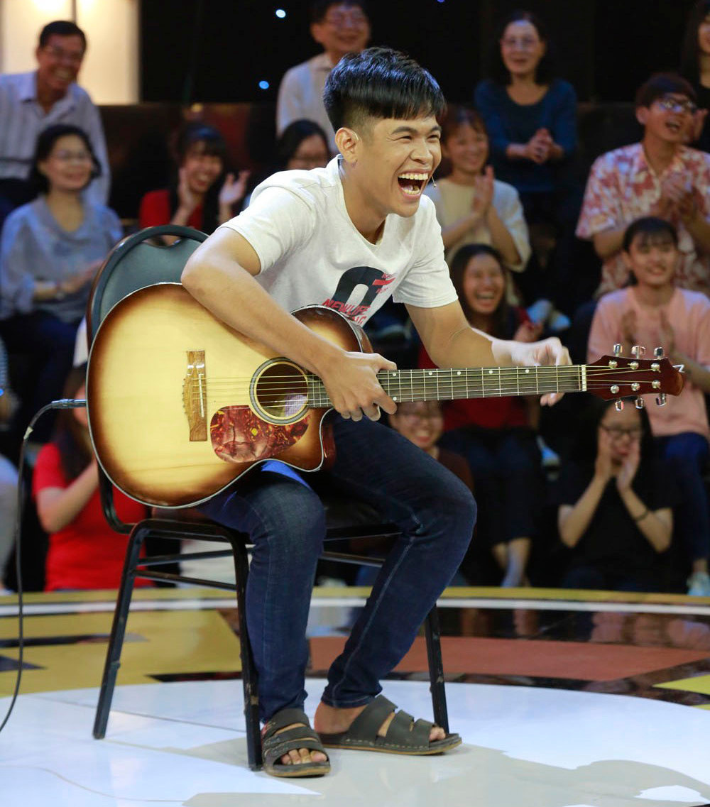 Bước vào vòng thi đầu tiên, nam thí sinh đã trình diễn ca khúc mà anh tự sáng tác để gửi tặng người trong mộng. Nhờ cách thể hiện duyên dáng và lém lỉnh, Hoàng Long đã chinh phục được nụ cười của hai vị giám khảo ở giây thứ 29.