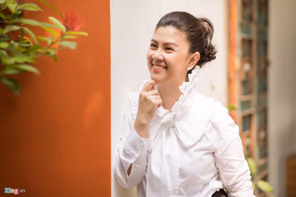 Trải qua biến cố trong cuộc sống nhưng nhan sắc của nữ diễn viên sinh năm 1978 vẫn mặn mà. Khán giả nhận xét vóc dáng của cô tròn trịa hơn xưa nhưng gương mặt vẫn rạng ngời, trẻ trung.