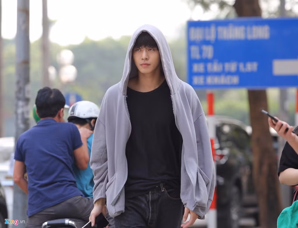 Nam diễn viên Anh Hyo Seop là một trong những nghệ sĩ tới Việt Nam vào trưa 25/11. Ở sân bay Nội Bài, nam diễn viên thu hút sự chú ý với ngoại hình điển trai, cao ráo… Anh cùng một nhóm nghệ sĩ ở tại khách sạn 5 sao trên đường Lê Đức Thọ.