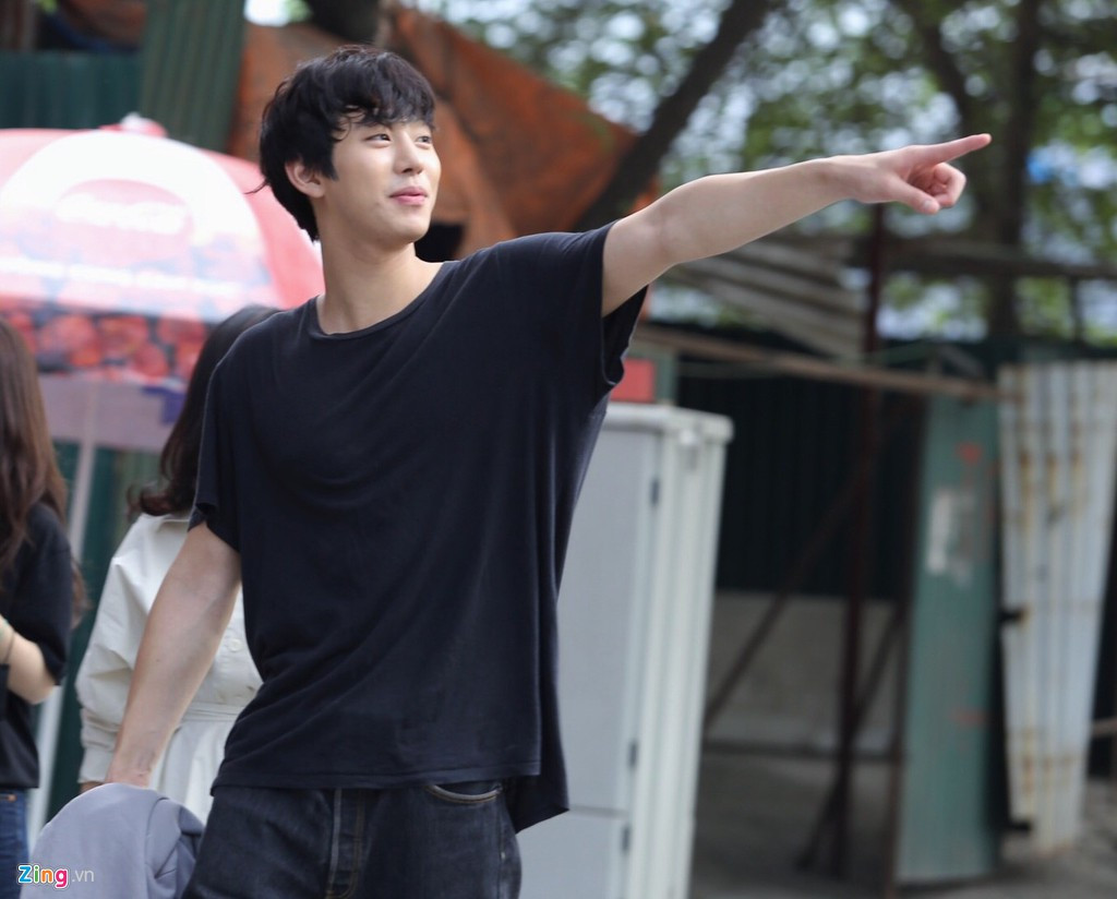 Sau khi dùng bữa, nam diễn viên cùng ê-kíp thoải mái dạo chơi xung quanh khách sạn. Ban đầu, chương trình lên kế hoạch cho nghệ sĩ trả lời phỏng vấn trong khoảng 30 phút. Tuy nhiên, sáng 25/11, ban tổ chức thông báo hủy bỏ phần này.