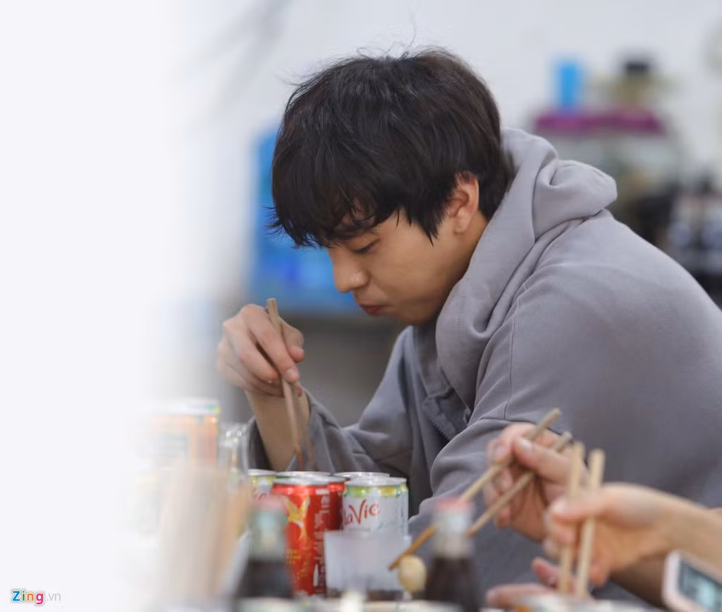 Chủ quán nhiệt tình tư vấn các loại bún có sẵn bằng hình ảnh. Sau cùng, anh chọn ăn suất bún kèm nước có giá 50.000 đồng. Anh Hyo Seop sinh năm 1995 và là ca sĩ, diễn viên trẻ tiềm năng. Anh từng là thành viên trong nhóm nhạc dự án mang tên One O One của Công ty Starhaus Entertainment.