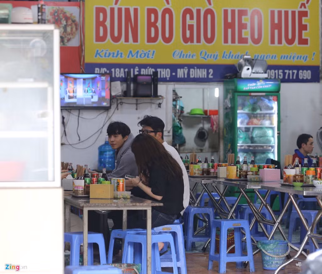 Sau đó, nam diễn viên cùng ê-kíp ghé vào một quán bún bò Huế cách khách sạn không xa để ăn trưa.