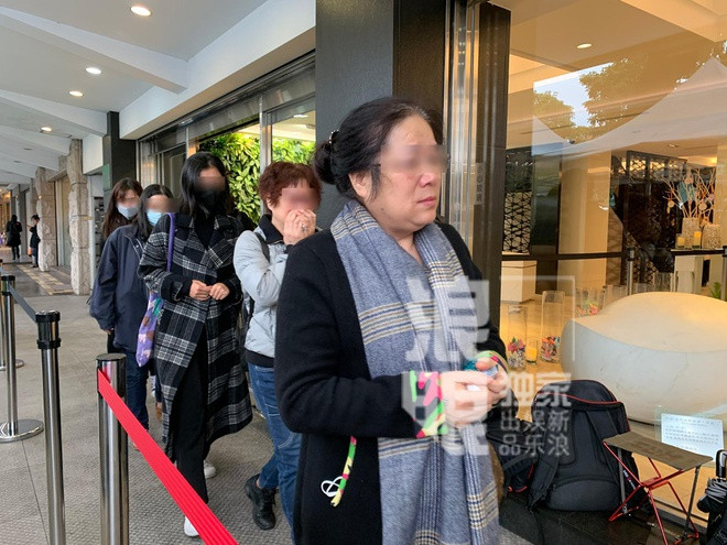 Ngày 6/12, Sina đưa tin công ty quản lý của Cao Dĩ Tường quyết định mở cửa linh đường để những người yêu mến nam diễn viên có thể đến tiễn biệt anh lần cuối. Trước đó, tối 5/12, phía công ty đã phát thông cáo thông tin về việc cho phép người hâm mộ đến viếng tài tử xứ Đài. Nếu như không thể đến, các fan cũng có thể xếp hạc giấy ghi những điều mình muốn nhắn nhủ tới Cao Dĩ Tường rồi gửi đến công ty. Toàn bộ số hạc giấy nhận được sẽ "bay" cùng nam diễn viên về thế giới bên kia.