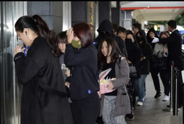 Một số người hâm mộ đến từ Đại lục chia sẻ họ sẽ không rời Đài Loan cho đến khi tang lễ của Cao Dĩ Tường kết thúc và cho biết mỗi năm cứ đến tiết Thanh minh đều sẽ tưởng nhớ đến nam diễn viên bạc mệnh. Theo QQ, lễ tưởng niệm tài tử sinh năm 1984 sẽ được tổ chức vào ngày 15/12 tại hội trường nhà tang lễ thành phố Đài Bắc.