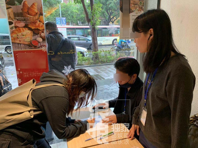 Theo ghi nhận của Sina, tính từ đầu giờ sáng đến nay đã có hàng trăm người hâm mộ đến tiễn biệt tài tử Gặp gỡ Vương Lịch Xuyên.