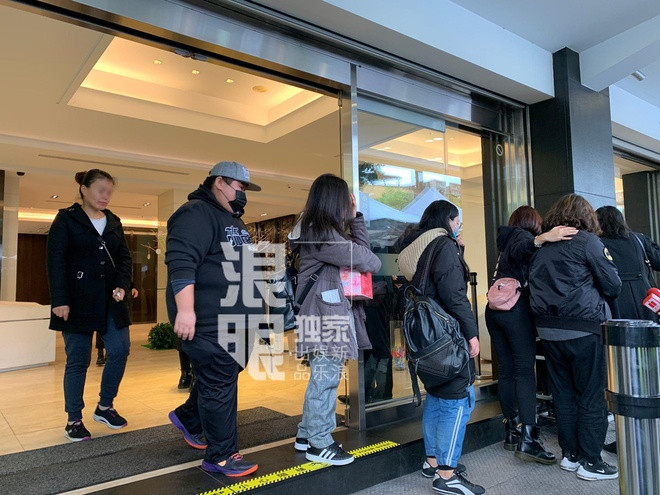 Người hâm mộ được bố trí ngồi đợi tại quán cafe trong lúc chờ gọi tên đi đến nhà tang lễ. Theo quy định, các fan vào viếng phải giữ im lặng, không được quay phim, chụp ảnh và tuân thủ hoàn toàn theo sự hướng dẫn của nhân viên công tác có mặt trong linh đường tránh làm ảnh hưởng đến người đã khuất lẫn người thân của Cao Dĩ Tường.