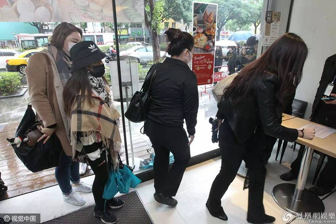 Khán giả động viên an ủi nhau vượt qua nỗi đau sau khi vào viếng. Rất nhiều người hâm mộ đã bật khóc nức nở ngay tại hiện trường vì quá đau lòng và thương tiếc cho sự ra đi của nam diễn viên xứ Đài.