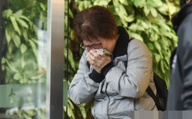 Một phụ nữ lớn tuổi cố nén bi thương sau khi vào viếng Cao Dĩ Tường. Sina cho hay, đã rất đông người hâm mộ mang theo hạc giấy đến nhà tang lễ, giao cho công ty quản lý của nam diễn viên. Một số người cho hay họ đã gấp 999 con hạc chỉ trong một đêm để kịp mang đến lễ viếng vào sáng nay.