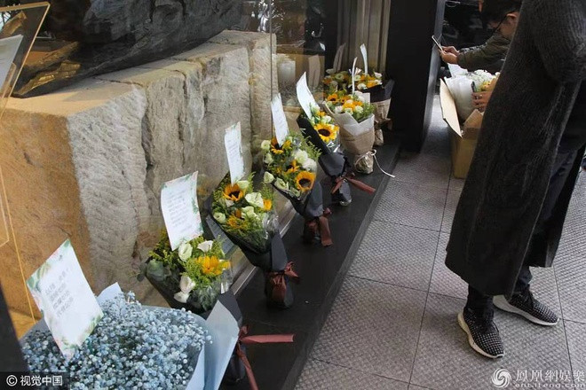 Hoa tươi cùng những lời nhắn nhủ liên tục được các fan gửi đến nhà tang lễ.