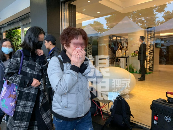 Theo đó, thời gian bắt đầu lễ viếng là từ 10h đến 17h ngày 6/12. Để tránh tình trạng hỗn loạn trước nhà tang lễ, các fan sẽ đăng ký danh sách vào viếng tại một quán cafe gần đó, rồi mới di chuyển theo hướng dẫn đến linh đường.