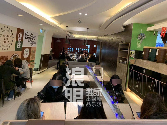 Các fan trật tự ghi tên vào danh sách viếng.