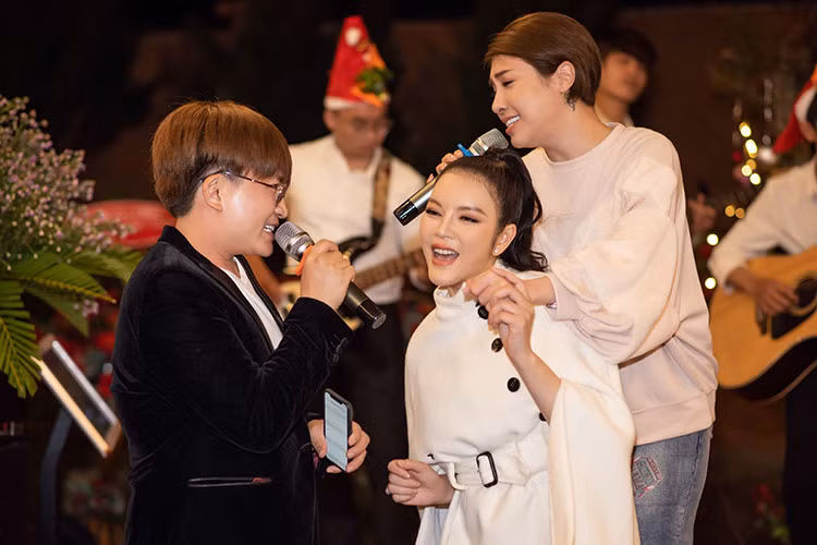 Bận rộn vào dịp cuối năm nhưng các nghệ sĩ vẫn dành cho Lý Nhã Kỳ tình cảm ấm áp khi đến chung vui cùng cô khai trương resort triệu đô.