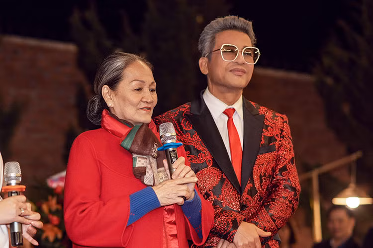 Sinh thời, bố Lý Nhã Kỳ từng hứa đưa mẹ cô đi Đà Lạt. Tuy nhiên do căn bệnh và gia cảnh, bố Lý Nhã Kỳ chưa thực hiện được lời hứa đã đi xa.