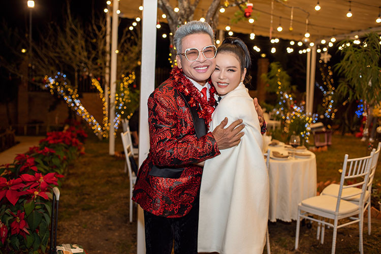 MC Thanh Bạch vui vẻ bên Lý Nhã Kỳ ở Đà Lạt.